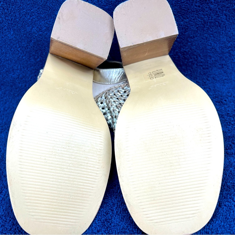 SAINT G, Gold, woven, chunky, 3 inch heel. Size 8, Worn Once - Picture 4 of 5